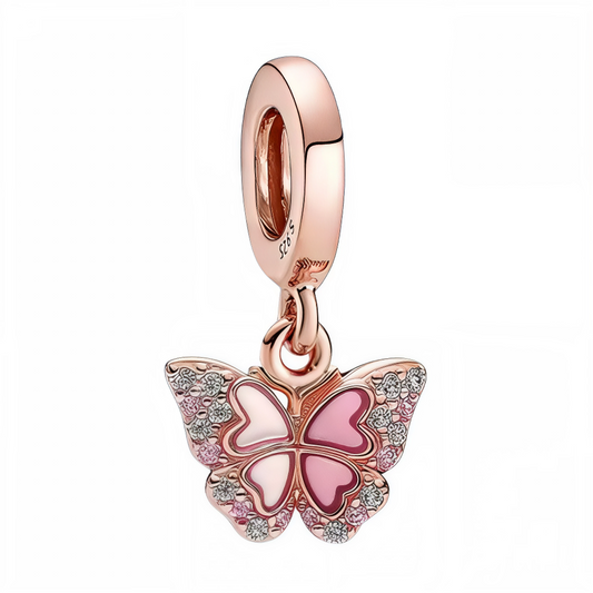 Apportez une touche de délicatesse et d’élégance à votre collection avec ce charm pendentif en plaqué rose gold représentant un papillon délicat orné de détails brillants. Ce bijou raffiné symbolise la transformation et la beauté, parfait pour celles qui aiment les accessoires féminins et lumineux, à la fois modernes et sophistiqués.