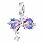 Ce charm en argent 925 forme un ruban papillon élégant aux ailes ovales taillées en violette facettée, antennes bouclées fines et corps segmenté orné de strass clairs, avec petite étoile diamantée suspendue en bas. Il symbolise légèreté gracieuse et élégance transformée, idéal pour un bracelet raffiné ou thème insectes précieux.

Caractéristiques :

Matière : Argent 925
Design : Ruban papillon ailé avec strass, bélière ronde
Style : Élégant papillon précieux, pour amateurs de pierres ou fantaisie