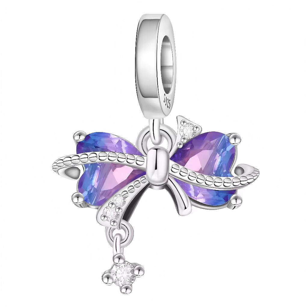 Ce charm en argent 925 forme un ruban papillon élégant aux ailes ovales taillées en violette facettée, antennes bouclées fines et corps segmenté orné de strass clairs, avec petite étoile diamantée suspendue en bas. Il symbolise légèreté gracieuse et élégance transformée, idéal pour un bracelet raffiné ou thème insectes précieux.

Caractéristiques :

Matière : Argent 925
Design : Ruban papillon ailé avec strass, bélière ronde
Style : Élégant papillon précieux, pour amateurs de pierres ou fantaisie