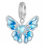 Ajoutez une touche de magie et de mystère à votre bracelet avec ce charm en Argent 925, représentant un élégant papillon bleu. Symbole de liberté et de découverte, ce bijou délicat apportera couleur et poésie à votre collection.