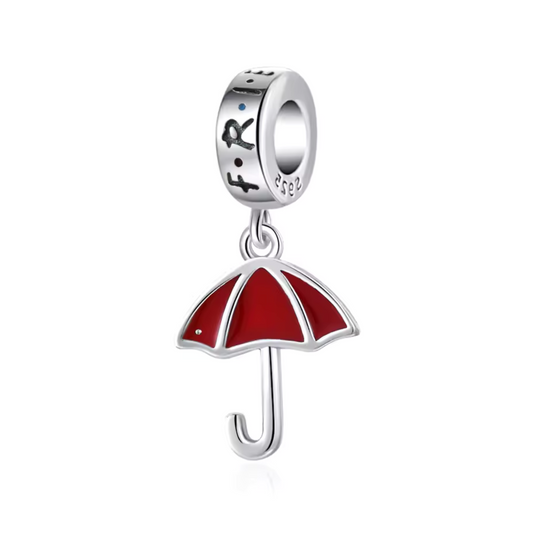 Ce charm pendentif s'inspire du parapluie rouge emblématique utilisé dans l'intro de la série Friends, un symbole de protection et de rencontres inattendues. Fabriqué avec soin, ce bijou rend hommage à l’amitié et aux moments partagés sous la pluie, évoquant la fameuse scène du générique.