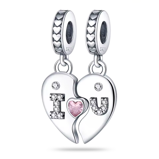 Faites une déclaration d’amour éternelle avec le charm Cœur "I Love You" à Partager. Ce bijou en argent 925 se divise en deux moitiés gravées, parfait pour un couple ou un proche.