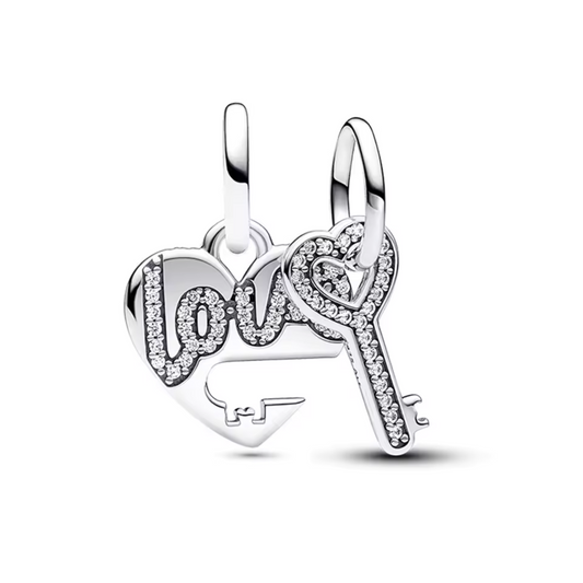 Célébrez une relation unique avec le charm Love and Key à Partager, en argent 925. Composé d’un cœur et d’une clé, ce bijou se divise en deux parties pour symboliser l’amour et la confiance.