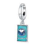 Ce charm pendentif en argent représente un passeport stylisé bleu turquoise, orné sur la couverture d’un globe scintillant en relief dans des tons bleu profond, symbole d’aventure et de découvertes autour du monde. La bélière lisse et brillante met en valeur ce petit livret, idéal pour celles et ceux qui adorent explorer de nouveaux pays et garder leurs souvenirs de voyage toujours près d’eux.
