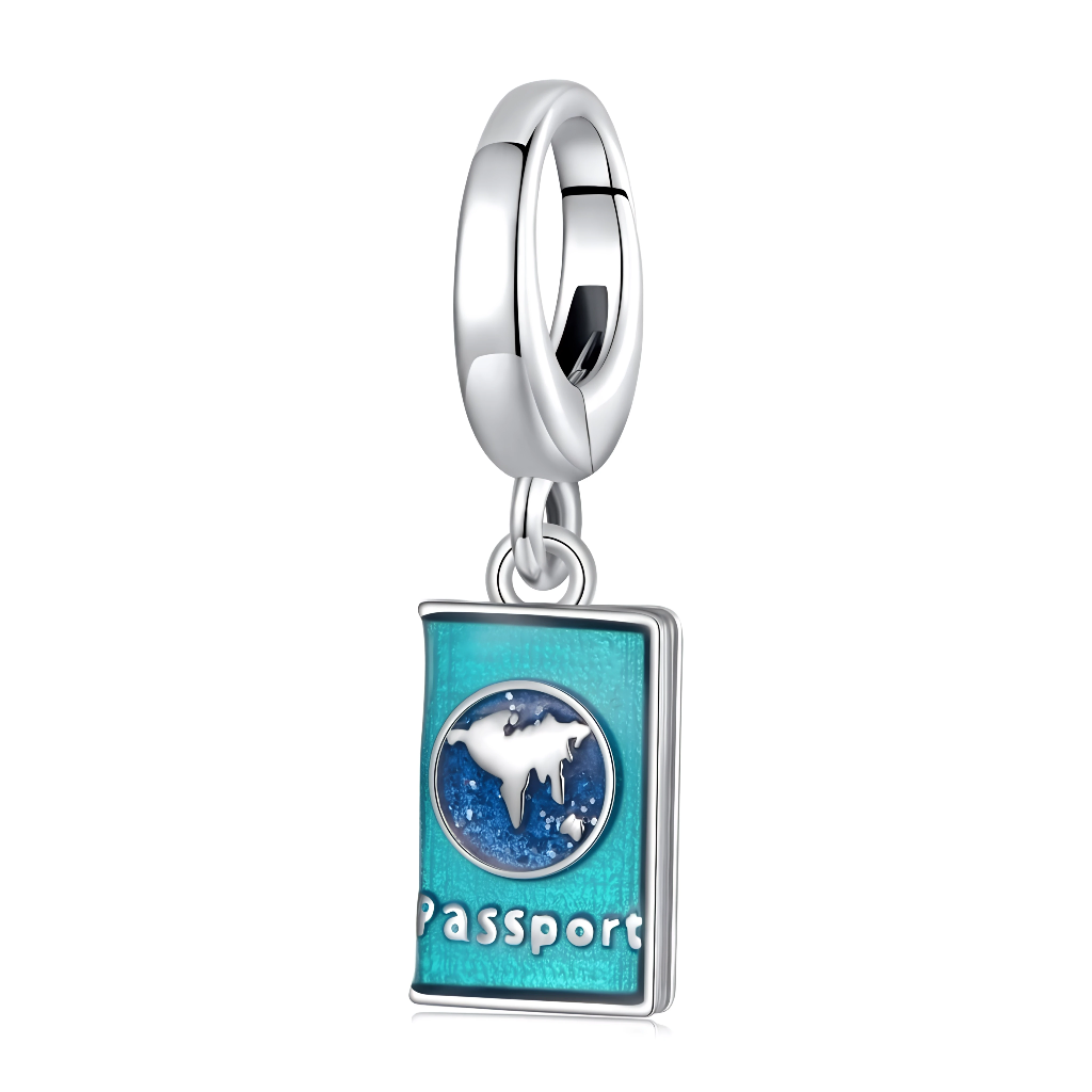 Ce charm pendentif en argent représente un passeport stylisé bleu turquoise, orné sur la couverture d’un globe scintillant en relief dans des tons bleu profond, symbole d’aventure et de découvertes autour du monde. La bélière lisse et brillante met en valeur ce petit livret, idéal pour celles et ceux qui adorent explorer de nouveaux pays et garder leurs souvenirs de voyage toujours près d’eux.