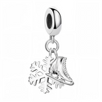 Ce charm en argent 925 associe un patin à glace gracieux aux lames effilées à un flocon de neige étoilé ciselé aux branches symétriques, suspendu à un anneau bélière simple. Il évoque la magie glissante des pistes enneigées et l’élégance hivernale, idéal pour personnaliser un bracelet saisonnier.

Caractéristiques :

Matière : Argent 925 (S925)&nbsp;
Design : Patin suspendu sous flocon ajouré, clip bélière ronde
Style : Hivernal patinage féerique, pour fans de glace ou fêtes d’hiver