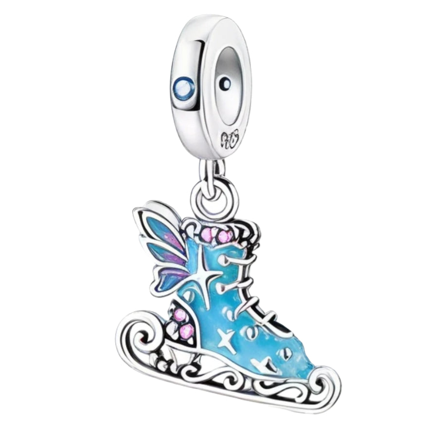 Ce charm représente un patin à glace fantaisie en argent 925, recouvert d’un émail bleu givré décoré d’étoiles et de petits cristaux roses pour un effet féerique. Une aile colorée violette et bleue se déploie sur le côté et la lame ajourée forme de jolis volutes, apportant mouvement et légèreté à un bracelet ou un collier.