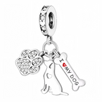 Affichez toute votre tendresse et élégance avec ce charm patte de chien réalisé en Argent 925 (S925), délicatement pavé de cristaux blancs scintillants ! Ce bijou raffiné et lumineux est le choix idéal pour sublimer votre bracelet, que ce soit en clin d’œil à votre compagnon à quatre pattes ou pour ajouter une touche précieuse et intemporelle à votre collection.