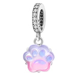 Craquez pour l’élégance et la douceur de ce charm pendentif en forme de patte de chien, sublimé par une finition Rose et Violette ! Ce bijou raffiné est parfait pour personnaliser votre bracelet, afficher votre amour des chiens ou offrir un cadeau précieux à tous les amoureux des animaux de compagnie.