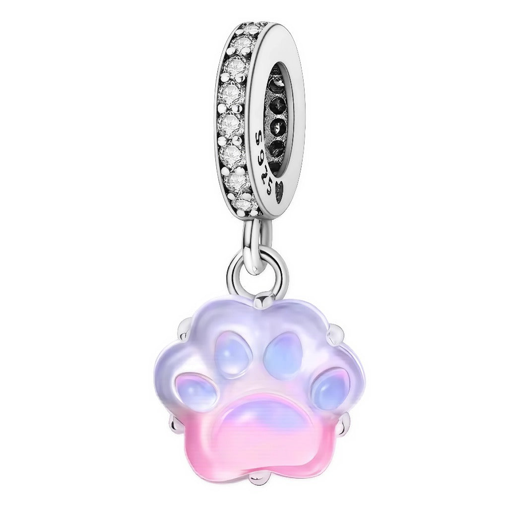 Craquez pour l’élégance et la douceur de ce charm pendentif en forme de patte de chien, sublimé par une finition Rose et Violette ! Ce bijou raffiné est parfait pour personnaliser votre bracelet, afficher votre amour des chiens ou offrir un cadeau précieux à tous les amoureux des animaux de compagnie.