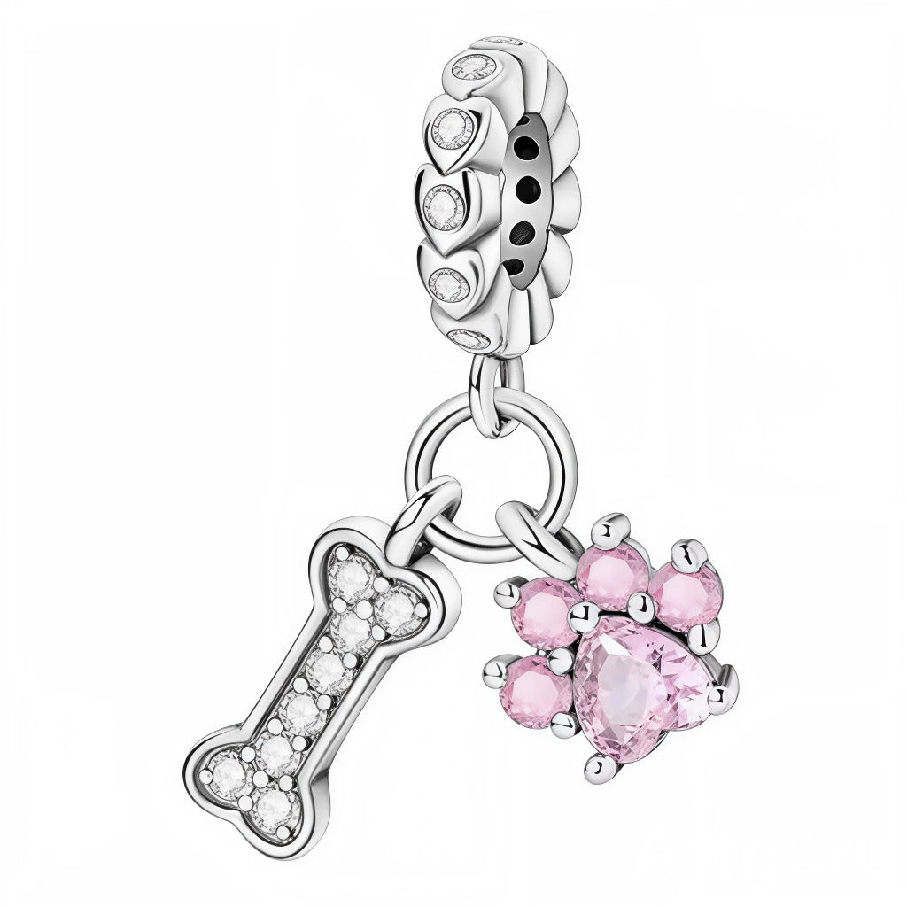 Offrez une note pétillante et affectueuse à votre bracelet avec ce charm Patte de Chien et Os argentée orné de cristaux roses scintillants ! Sa silhouette raffinée et le pavage rose sur chaque coussinet séduisent tous les amoureux des animaux et amateurs de bijoux tendance. À collectionner ou à offrir comme symbole doux et joyeux pour les passionnés de chiens.