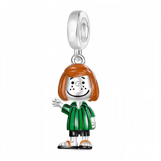 Peppermint Patty débarque dans votre collection avec ce charm pendentif en argent 925, capturant son caractère sportif et son tempérament de battante. Avec sa coupe courte et son look décontracté, ce pendentif rend hommage à cette héroïne courageuse et pleine d’énergie de l’univers Peanuts. Une pièce dynamique et authentique, parfaite pour afficher un style cool et affirmé !