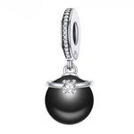 Ce charm mystérieux sophistiqué présente une perle noire lustrée parfaite surmontée d'une bague fine, anneau supérieur. Les tons sombres et brillance subtile confèrent mystère élégant du pendentif (S925). Symbole de profondeur envoûtante et promesses audacieuses, il habille les bracelets d'un luxe sombre captivant.

Caractéristiques

Matière : Argent 925 avec perle noire et cristaux blancs.
Design : Perle bague anneau, ronde suspension.
Style : Charm perle noire mariage, idéal pour thèmes mystère, luxe ou b