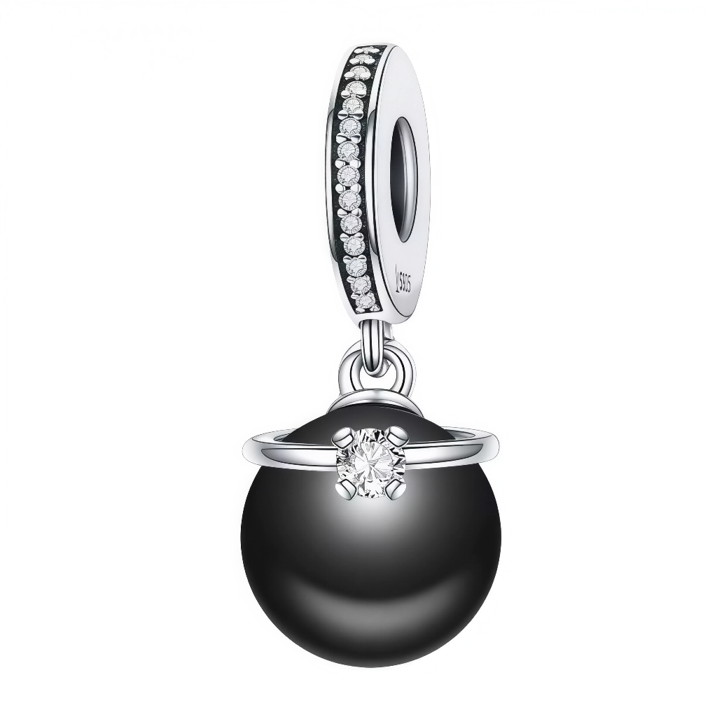 Ce charm mystérieux sophistiqué présente une perle noire lustrée parfaite surmontée d'une bague fine, anneau supérieur. Les tons sombres et brillance subtile confèrent mystère élégant du pendentif (S925). Symbole de profondeur envoûtante et promesses audacieuses, il habille les bracelets d'un luxe sombre captivant.

Caractéristiques

Matière : Argent 925 avec perle noire et cristaux blancs.
Design : Perle bague anneau, ronde suspension.
Style : Charm perle noire mariage, idéal pour thèmes mystère, luxe ou b
