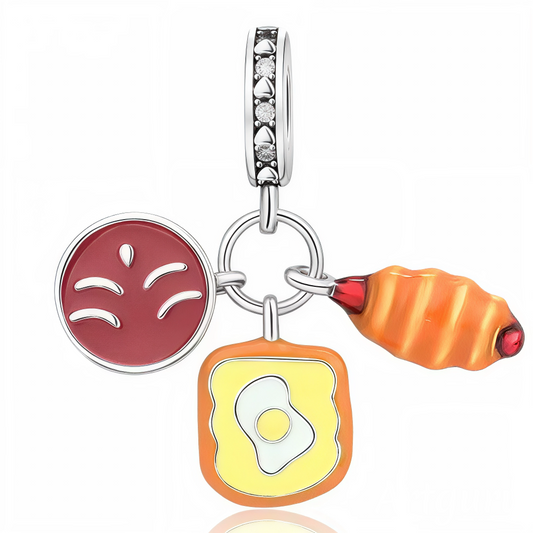 Craquez pour une matinée gourmande avec ce charm “Petit Déjeuner Français”, réalisé en Argent 925 (S925) ! Il réunit trois classiques du petit-déjeuner : une brioche ronde émaillée rouge, une tartine grillée à l’œuf sur le plat et un croissant doré rehaussé de pointes rouge vif. La bélière ornée de cœurs et de cristaux ajoute une touche de raffinement à ce modèle joyeux et gourmand. Parfait pour compléter votre bracelet avec une note colorée et inédite.