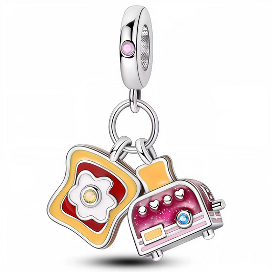 Apportez gourmandise et bonne humeur à votre bracelet avec ce charm original composé d’une tartine grillée et d’un grille-pain coloré ! Réalisé en Argent 925 (S925), il présente une tranche de pain émaillée jaune, rouge et blanche surmontée d’un œuf au plat, accompagnée d’un grille-pain rose pailleté orné de petits cœurs et de pierres lumineuses. Une bélière décorée d’un cristal rose complète ce charm fun et rétro, idéal pour tous les amateurs de petit-déjeuner et de bijoux décalés.
