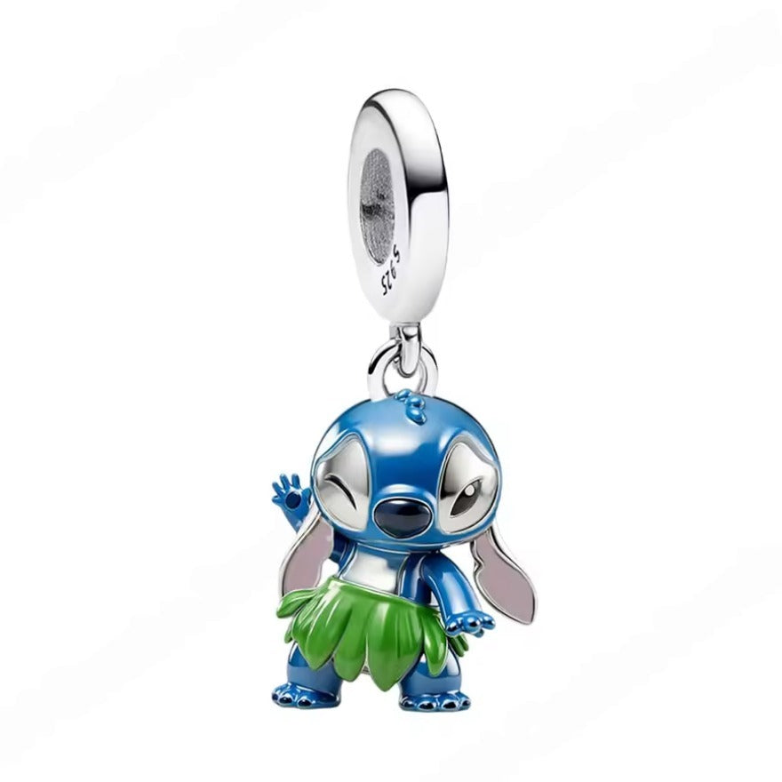 Ce charm espiègle représente un petit extraterrestre bleu au museau fin et oreilles pointues debout en argent sterling, vêtu d’une jupe verte en feuilles pour un look tropical rigolo. Les détails noirs sur yeux, museau et contours mettent en valeur son expression joyeuse et dynamique, avec posture confiante en saluant de la main. Symbole de complicité stylée et d’aventure cosmique fidèle, il égaye tout bracelet d’une bonne humeur intergalactique.