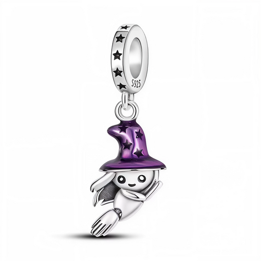 Ajoutez une touche de magie à votre collection de bijoux avec ce charm petit fantôme malicieux coiffé d’un superbe chapeau de sorcière violet étoilé ! Réalisé en argent 925, ce bijou séduit par ses finitions soignées : corps fantomatique reprenant tous les codes d’Halloween, chapeau brillant parcouru de petites étoiles noires, et anneau décoré de motifs étoiles assortis. Un accessoire craquant pour personnaliser vos bracelets à l’approche des fêtes ou simplement exprimer votre passion pour la féerie et l’or