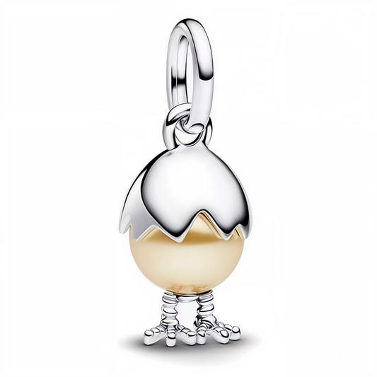 Apportez une touche de douceur et de fantaisie à votre bracelet avec ce charm représentant un adorable poussin sortant de sa coquille ! Réalisé en Argent 925 (S925), ce bijou combine une coquille argentée brillante et une petite boule jaune nacrée, posée sur des pattes minutieusement sculptées. Son design mignon et ludique égaye toutes les collections, parfait en cadeau pour un(e) passionné(e) d’animaux ou pour célébrer l’arrivée du printemps.
