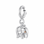 Ce charm pendentif en argent 925 représente un petit éléphant stylisé aux formes douces et arrondies, suspendu à une bélière lisse et moderne. Son œil est mis en valeur par un cristal rond scintillant couleur champagne, qui apporte une touche de lumière discrète et élégante.