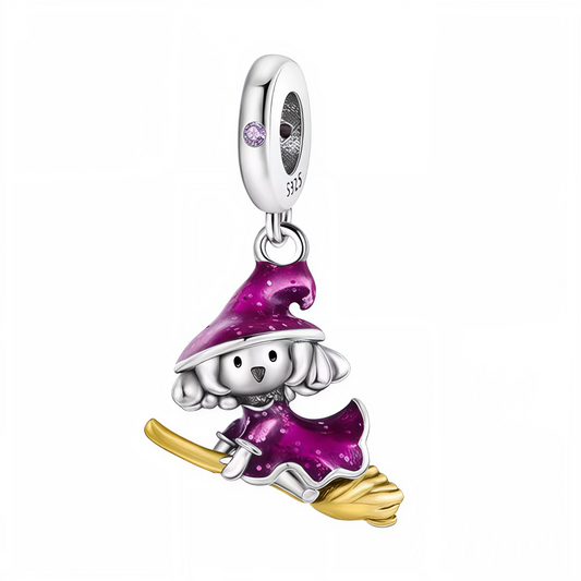 Faites planer la magie sur vos bijoux avec ce charm irrésistible représentant une petite sorcière en pleine envolée ! Sculptée en argent 925, cette figure malicieuse arbore une longue robe et un chapeau violet intense, perchée sur un balai doré prêt à traverser la nuit d’Halloween. Les finitions émaillées et la pierre violette sur la bélière soulignent l’originalité et le raffinement de ce bijou, parfait pour enrichir vos compositions d’automne ou offrir une dose de féérie à un bracelet à charms.