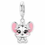 Craquez pour ce charm "Petite Souris Craquante" au regard attendrissant ! En argenté brillant et touches d’émail rose dans les oreilles et sur les joues, il présente une souris aux grands yeux et à la pose adorable. Ce charm apportera une touche kawaii et enfantine à votre bracelet ou collier, parfait pour les fans d’animaux mignons et les collectionneurs de charms originaux.