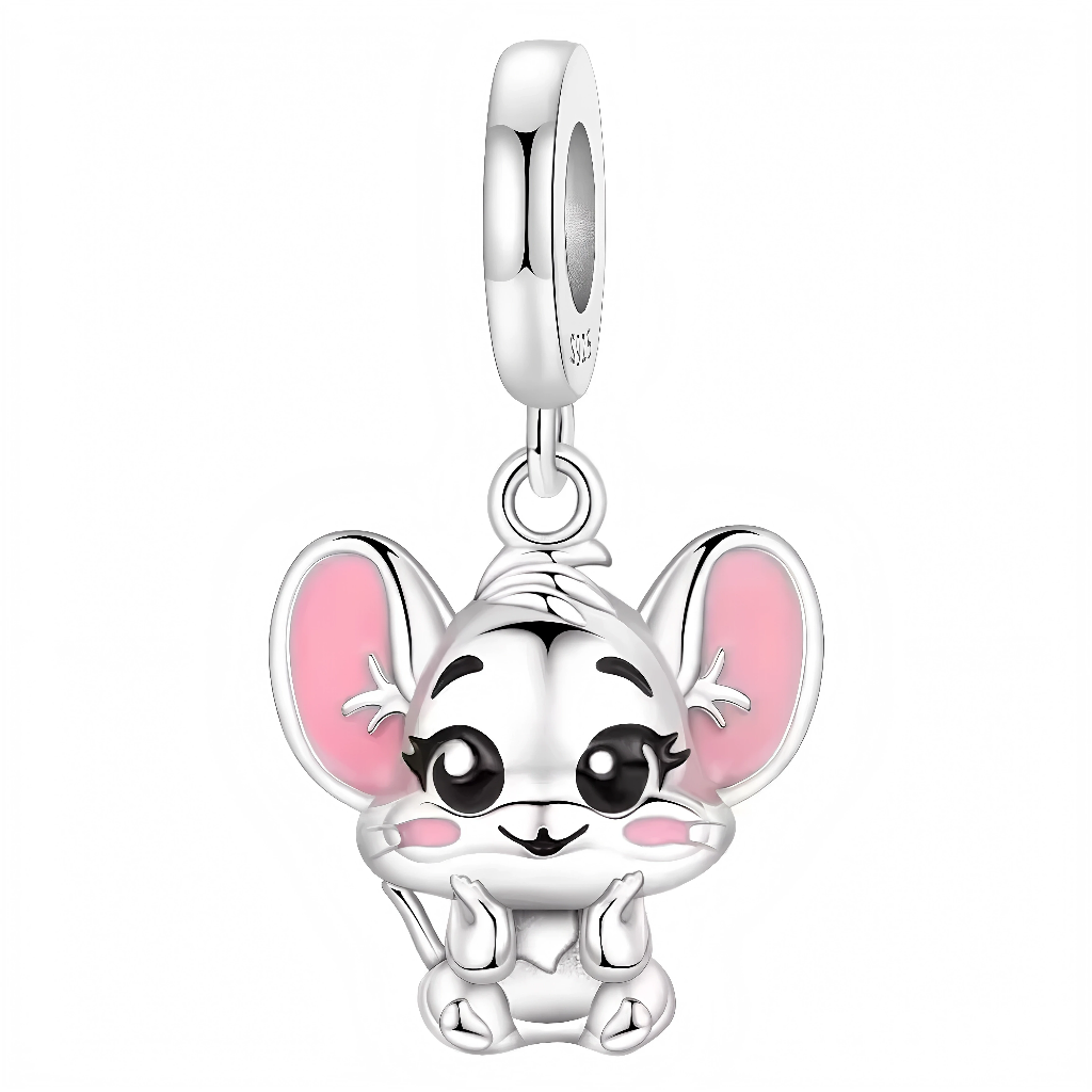 Craquez pour ce charm "Petite Souris Craquante" au regard attendrissant ! En argenté brillant et touches d’émail rose dans les oreilles et sur les joues, il présente une souris aux grands yeux et à la pose adorable. Ce charm apportera une touche kawaii et enfantine à votre bracelet ou collier, parfait pour les fans d’animaux mignons et les collectionneurs de charms originaux.
