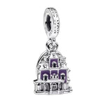Plonge dans l’univers mystérieux de Phantom Manor avec ce charm inspiré de l’attraction culte de Disneyland Paris. En argent sterling 925, il reprend l’esprit gothique et élégant du manoir avec des détails raffinés qui évoquent l’ambiance envoûtante de la célèbre maison hantée. Un bijou unique, parfait pour les fans de Disney qui aiment les pièces originales et pleines de caractère.

Caractéristiques :

- Matière : Argent 925.
- Design : Inspiration Phantom Manor, avec détails sombres et élégants.
- Dimensi