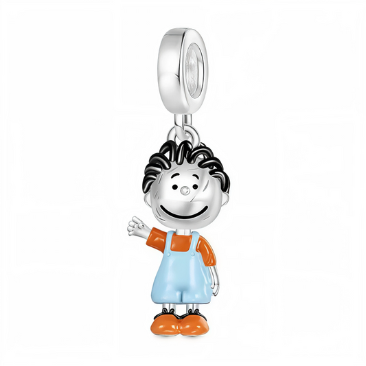 Fidèle à lui-même, Pig-Pen débarque dans votre collection de charms avec son look iconique : salopette bleue, t-shirt orange, et ce petit nuage de poussière invisible… mais toujours plein de charme ! Ce pendentif en argent 925 rend hommage à ce personnage maladroit mais attachant de Peanuts. Une pièce originale pour les collectionneurs qui aiment la différence !