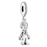 Apporte une touche tendre et magique à ton bracelet avec ce charm pendentif Pinocchio. Inspiré de l’univers Disney, ce bijou en argent 925 met en valeur Pinocchio dans un design raffiné, avec des détails soignés qui rappellent tout le charme du célèbre pantin de bois. Un charm original et symbolique, parfait pour les fans de Disney et des pièces pleines de nostalgie.

Caractéristiques :

- Matière : Argent 925.
- Design : Pinocchio avec finitions soignées.
- Dimensions : Taille délicate et confortable à por