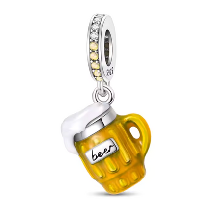 Ajoutez une touche festive et amusante à votre bracelet avec ce charm en argent 925 représentant une pinte de bière parfaitement mousseuse. Symbole de convivialité, de partage et de bons moments entre amis, ce bijou est idéal pour ceux qui aiment célébrer la vie avec joie et légèreté.

Son design raffiné, sublimé par des détails minutieux et une touche d’émail doré pour représenter la bière pétillante, apportera une note originale et chaleureuse à votre collection.