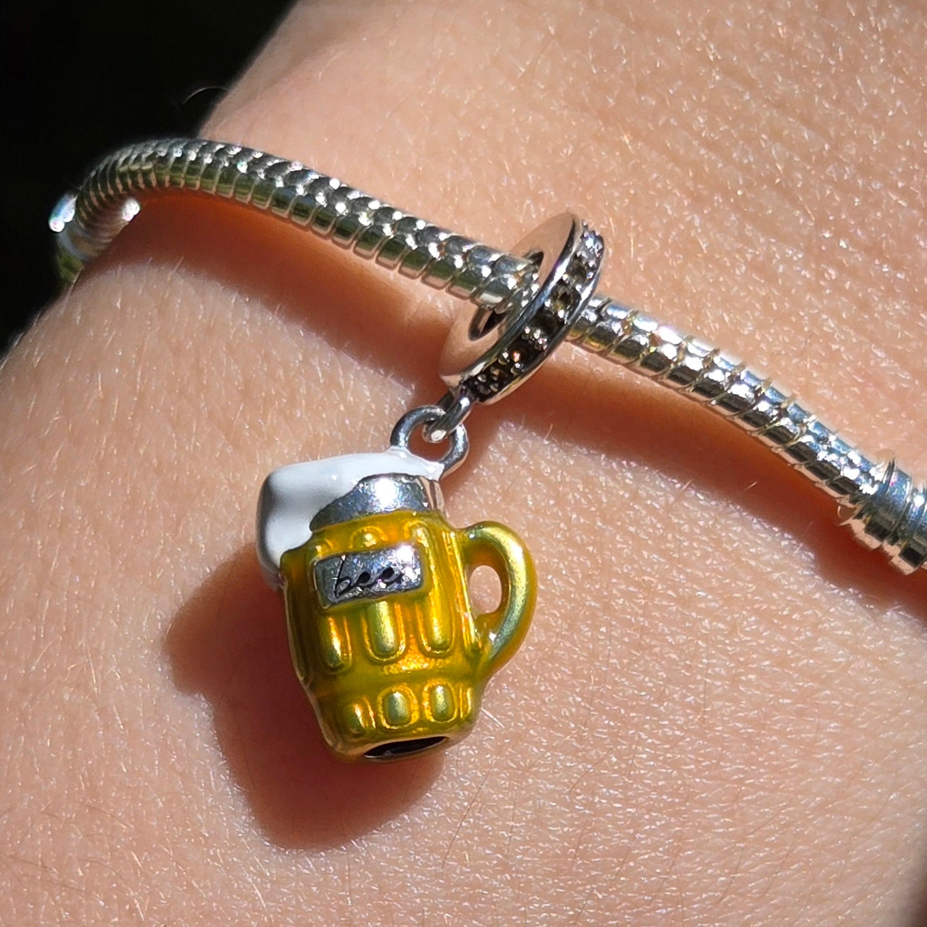 Ajoutez une touche festive et amusante à votre bracelet avec ce charm en argent 925 représentant une pinte de bière parfaitement mousseuse. Symbole de convivialité, de partage et de bons moments entre amis, ce bijou est idéal pour ceux qui aiment célébrer la vie avec joie et légèreté.

Son design raffiné, sublimé par des détails minutieux et une touche d’émail doré pour représenter la bière pétillante, apportera une note originale et chaleureuse à votre collection.