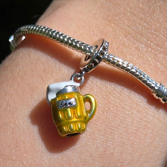 Ajoutez une touche festive et amusante à votre bracelet avec ce charm en argent 925 représentant une pinte de bière parfaitement mousseuse. Symbole de convivialité, de partage et de bons moments entre amis, ce bijou est idéal pour ceux qui aiment célébrer la vie avec joie et légèreté.

Son design raffiné, sublimé par des détails minutieux et une touche d’émail doré pour représenter la bière pétillante, apportera une note originale et chaleureuse à votre collection.