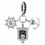 Ce charm corsaire audacieux assemble une roue directionnelle ornée d'un crâne central, un ancre acérée couronnée d'un crâne et un bouclier ovale serti de cristaux noirs abritant un crâne menaçant au sourire édenté. Chaînes et cadres ajourés unissent les éléments sinistres sous un anneau noirci du pendentif. Symbole de mers tumultueuses et quêtes interdites, il saborde les bracelets d'une vague de frissons aventureux.

Caractéristiques

Matière : Argent 925 avec cristaux noirs et transparents.
Design : Trio 