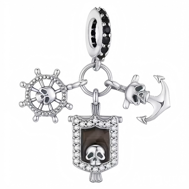 Ce charm corsaire audacieux assemble une roue directionnelle ornée d'un crâne central, un ancre acérée couronnée d'un crâne et un bouclier ovale serti de cristaux noirs abritant un crâne menaçant au sourire édenté. Chaînes et cadres ajourés unissent les éléments sinistres sous un anneau noirci du pendentif. Symbole de mers tumultueuses et quêtes interdites, il saborde les bracelets d'une vague de frissons aventureux.

Caractéristiques

Matière : Argent 925 avec cristaux noirs et transparents.
Design : Trio 