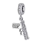 Ce charm affiche un design compact et détaillé d’arme de poing stylisée, avec arêtes marquées et filets gravés pour le réalisme. La bélière et la poignée sont pavées de micro‑zircons transparents qui apportent éclat et contraste au métal poli. Une pièce statement destinée aux compositions à fort caractère, entre esthétique rock, western moderne ou clin d’œil cinéma.