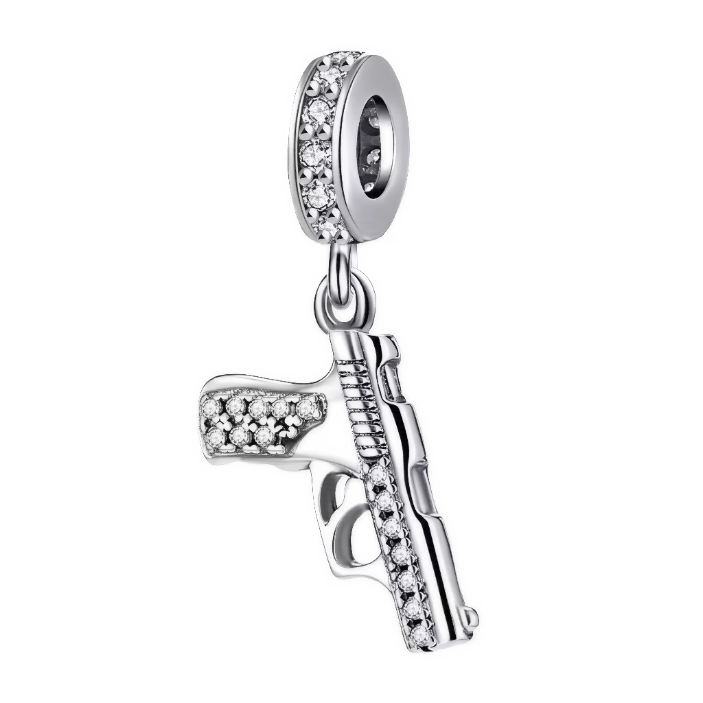 Ce charm affiche un design compact et détaillé d’arme de poing stylisée, avec arêtes marquées et filets gravés pour le réalisme. La bélière et la poignée sont pavées de micro‑zircons transparents qui apportent éclat et contraste au métal poli. Une pièce statement destinée aux compositions à fort caractère, entre esthétique rock, western moderne ou clin d’œil cinéma.