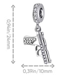 Ce charm affiche un design compact et détaillé d’arme de poing stylisée, avec arêtes marquées et filets gravés pour le réalisme. La bélière et la poignée sont pavées de micro‑zircons transparents qui apportent éclat et contraste au métal poli. Une pièce statement destinée aux compositions à fort caractère, entre esthétique rock, western moderne ou clin d’œil cinéma.