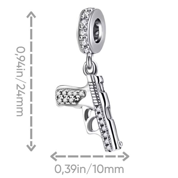 Ce charm affiche un design compact et détaillé d’arme de poing stylisée, avec arêtes marquées et filets gravés pour le réalisme. La bélière et la poignée sont pavées de micro‑zircons transparents qui apportent éclat et contraste au métal poli. Une pièce statement destinée aux compositions à fort caractère, entre esthétique rock, western moderne ou clin d’œil cinéma.