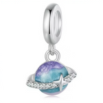 Ce charm argent 925 représente une planète sphérique aux teintes dégradées bleu-vert-violet iridescentes avec effet nacré, ceinturée d’une bague pavée de strass cubes et traversée d’une étoile scintillante, suspendue à un anneau ouvert. Il capture l’essence cosmique et mystique de l’espace, idéal pour personnaliser un bracelet d’une touche galactique féerique.

Caractéristiques :

Matière : Argent 925
Design : Planète irisée avec bague étoilée pavée, suspension bélière
Style : Thème espace cosmique, pour am