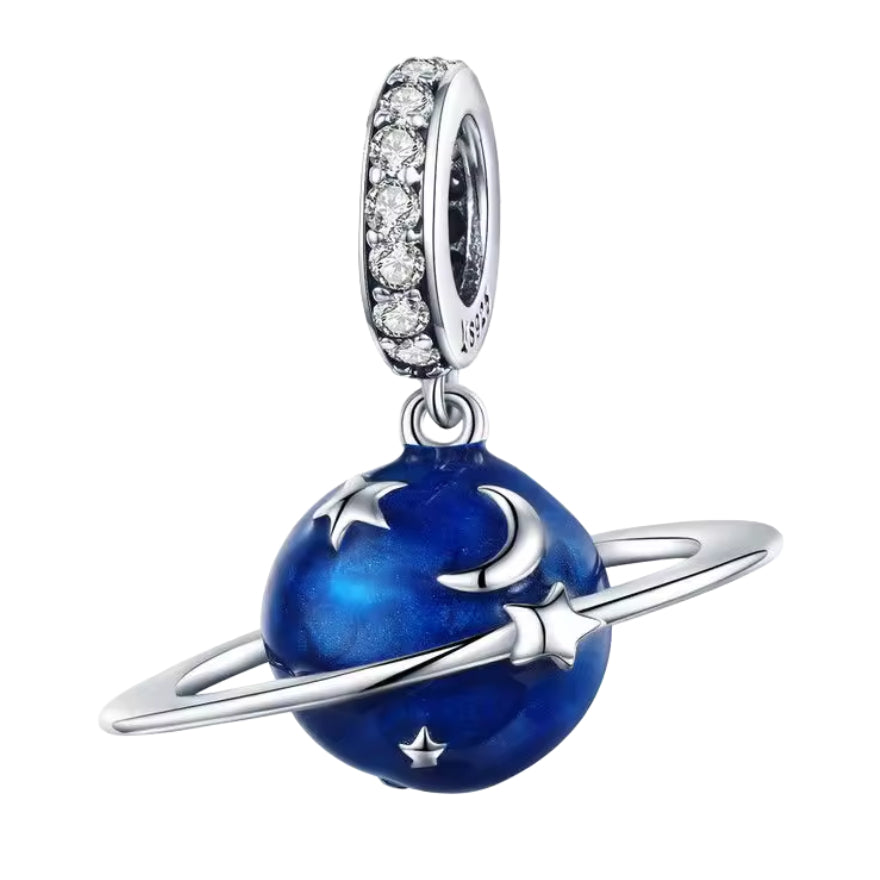 Ce charm cosmique met en scène une sphère bleue intense façon planète, ornée de mini-étoiles argentées et d’un croissant de lune qui semblent flotter à sa surface. Un anneau saturne l’entoure élégamment, tandis que la bélière S925 pavée de zircons clairs rappelle l’éclat des étoiles dans le ciel nocturne. C’est un bijou parfait pour les passionnés d’astronomie, de science-fiction ou simplement ceux qui rêvent la tête dans les étoiles.