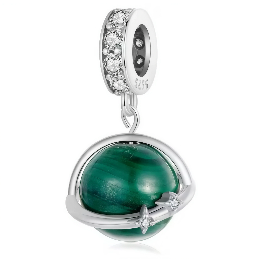 Ce charm en argent 925 capture une planète sphérique en pierre verte malachite texturée veinée, entourée d’un cerclage fin orné d’étoiles de strass et pavé de zircons sur l’anneau supérieur, avec marquage S925 visible. Il évoque les mystères cosmiques et la beauté naturelle de la malachite, parfait pour un bracelet thématique espace luxueux.

Caractéristiques :

Matière : Argent 925
Design : Globe planète ceinturé d’anneau étoilé pavé, suspension bélière
Style : Cosmique minéral, pour collectionneurs de bij
