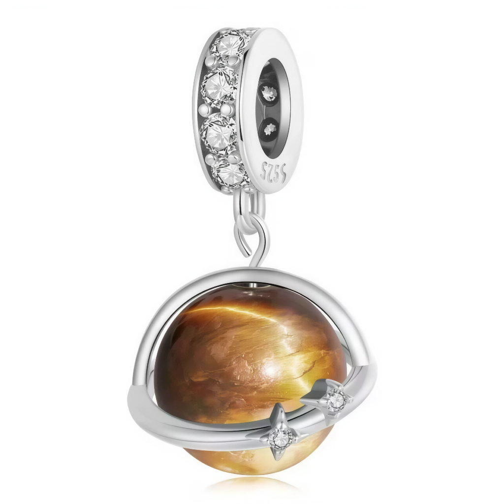 Ce charm en argent 925 met en scène une planète sphérique en œil de tigre doré-bronze chatoyant à reflets irisés, enserrée dans un cerclage fin agrémenté d’étoiles de zircons, avec anneau supérieur pavé et marquage S925 discret. Il symbolise la puissance tellurique et cosmique de la pierre œil de tigre, idéal pour un bracelet évoquant force et mystère astral.

Caractéristiques :

Matière : Argent 925
Design : Globe planète texturé ceinturé d’anneau astral pavé, bélière
Style : Minéral cosmique, pour passion