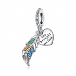 La bélière ronde texturée laisse pendre la plume, ornée de pierres scintillantes aux tons bleu, vert, orange et rose qui évoquent l’arc‑en‑ciel et la chance. Le cœur lisse ajoute une touche sentimentale, parfaite pour remercier une personne qui a été votre porte‑bonheur.etsy+2