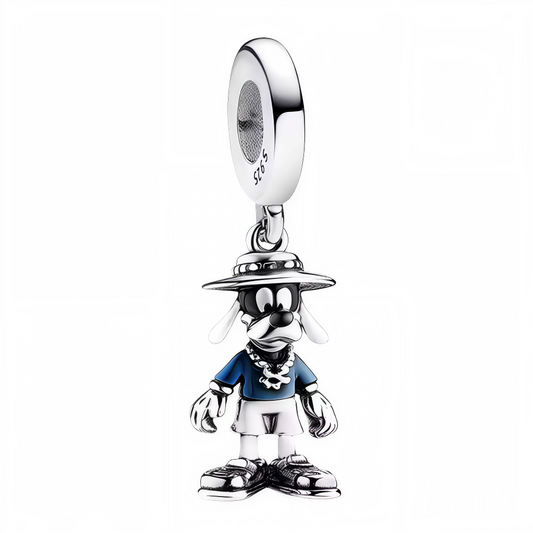 Embarquez pour l’aventure avec ce charm pendentif en argent 925 représentant Pluto debout, coiffé de son chapeau d’explorateur. Ce bijou finement travaillé capture la curiosité et la fidélité de ce compagnon fidèle de Mickey, parfait pour les fans de Disney qui aiment les accessoires originaux et pleins de caractère.