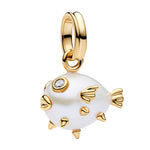 Charm pendentif original en forme de poisson ballon, avec une finition blanche et des détails dorés élégants. Son design ludique et raffiné apporte une touche marine unique et pleine de caractère à votre bracelet.

Caractéristiques :

- Matière : Argent 925 (finition dorée).
- Design : Poisson ballon avec détails en relief et pierre scintillante.µ
- Style : Marin, original et élégant.
- Symbolique : Protection, adaptabilité, légèreté et liberté.
