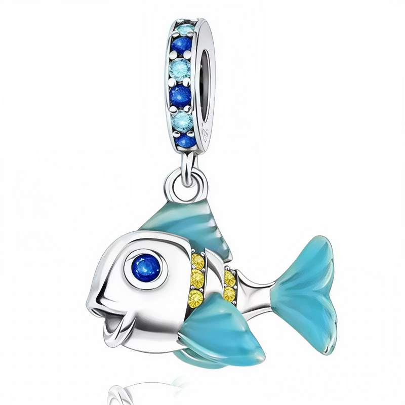 Ce charm océanique espiègle capture un poisson-clown orange aux rayures noires subtiles, queue et nageoires bleues translucides ondulantes, bouche souriante béante et œil bleu vif pétillant. L'anneau supérieur serti de cristaux bleus alternés renforce l'éclat marin du pendentif. Symbole d'aventure sous-marine et malice curieuse, il nage les bracelets dans un courant de joie colorée.

Caractéristiques

Matière : Argent 925 avec émail orange bleu et cristaux bleus.
Design : Poisson Clown 3D rayures orange-noi