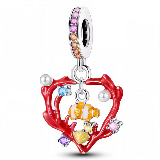 Plongez dans l’univers marin avec ce charm raffiné en forme de cœur corail rouge, mettant en scène un poisson clown émaillé orange et blanc entouré de perles et de cristaux colorés. Réalisé en Argent 925 (S925), il apporte lumière et fantaisie à tout bracelet, grâce à sa bélière sertie de pierres roses, oranges et violettes. Un bijou idéal pour les amoureux de la mer et de la nature.