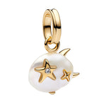Charm pendentif raffiné en forme de petit poisson, avec une finition nacrée et des étoiles dorées qui lui donnent un style doux et lumineux. Son design délicat et original apporte une touche marine et poétique à votre bracelet.

Caractéristiques :

- Matière : Argent 925.
- Design : Poisson stylisé avec finition nacrée et motifs étoilés.
- Style : Marin, élégant et original.
- Symbolique : Liberté, fluidité, imagination et sérénité.
- Compatibilité : Charm pendentif compatible avec bracelets et colliers.