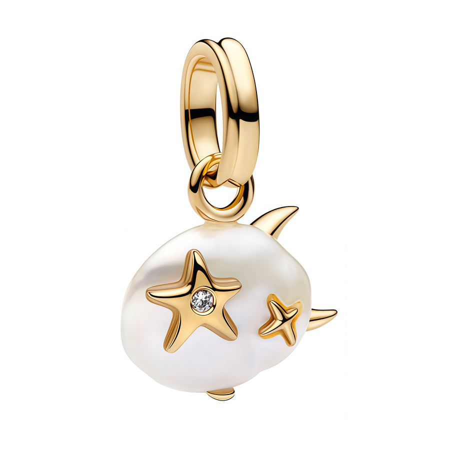 Charm pendentif raffiné en forme de petit poisson, avec une finition nacrée et des étoiles dorées qui lui donnent un style doux et lumineux. Son design délicat et original apporte une touche marine et poétique à votre bracelet.

Caractéristiques :

- Matière : Argent 925.
- Design : Poisson stylisé avec finition nacrée et motifs étoilés.
- Style : Marin, élégant et original.
- Symbolique : Liberté, fluidité, imagination et sérénité.
- Compatibilité : Charm pendentif compatible avec bracelets et colliers.